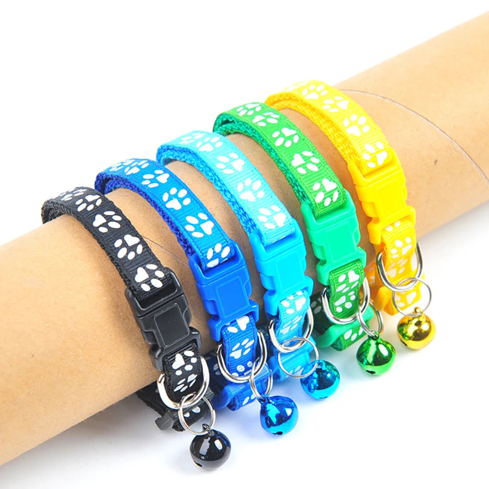 Collar para mascotas con campana, huella de dibujos animados, colorido, para perro, cachorro, gatito, collar ajustable de seguridad con timbre, accesorios para mascotas